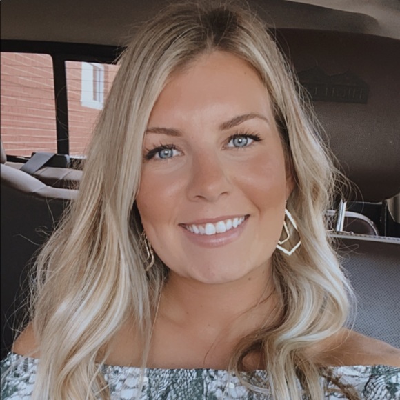 Meet your Posher, Raegan - Picture 1 of 1